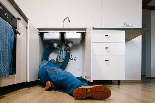 Professional Emergency Plumber technician working in Fenton, MI